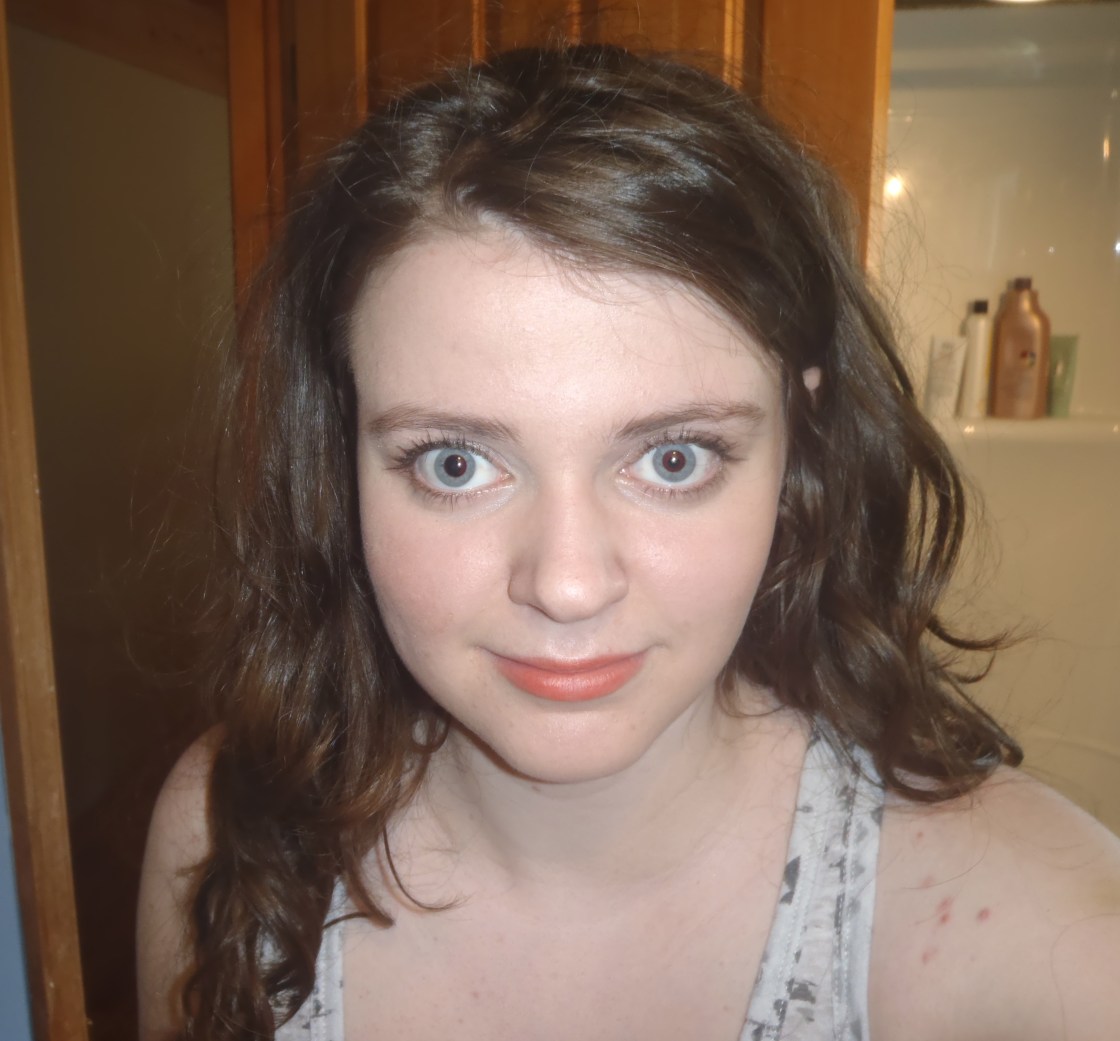 This is how the powder looks on top of Rimmel Wake Me Up foundation (I'm wearing Ivory) in the harsh light of my bathroom.