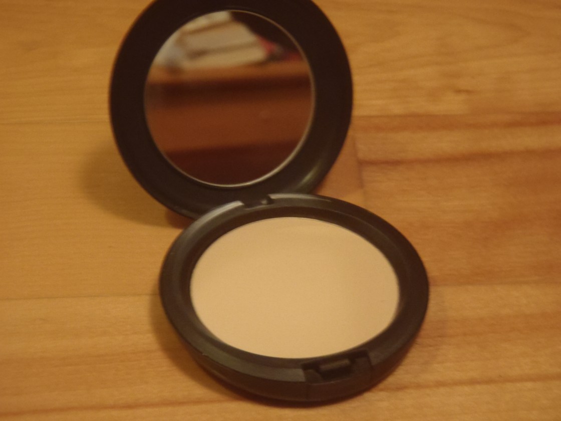 MAC Studio Careblend Pressed Powder in Light