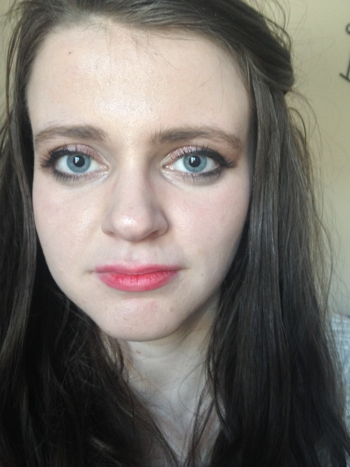 Going for the believable glow: wearing the Laura Mercier Primer, Dior Foundation, Benefit highlighter and a light dusting of the powder in the t-zone